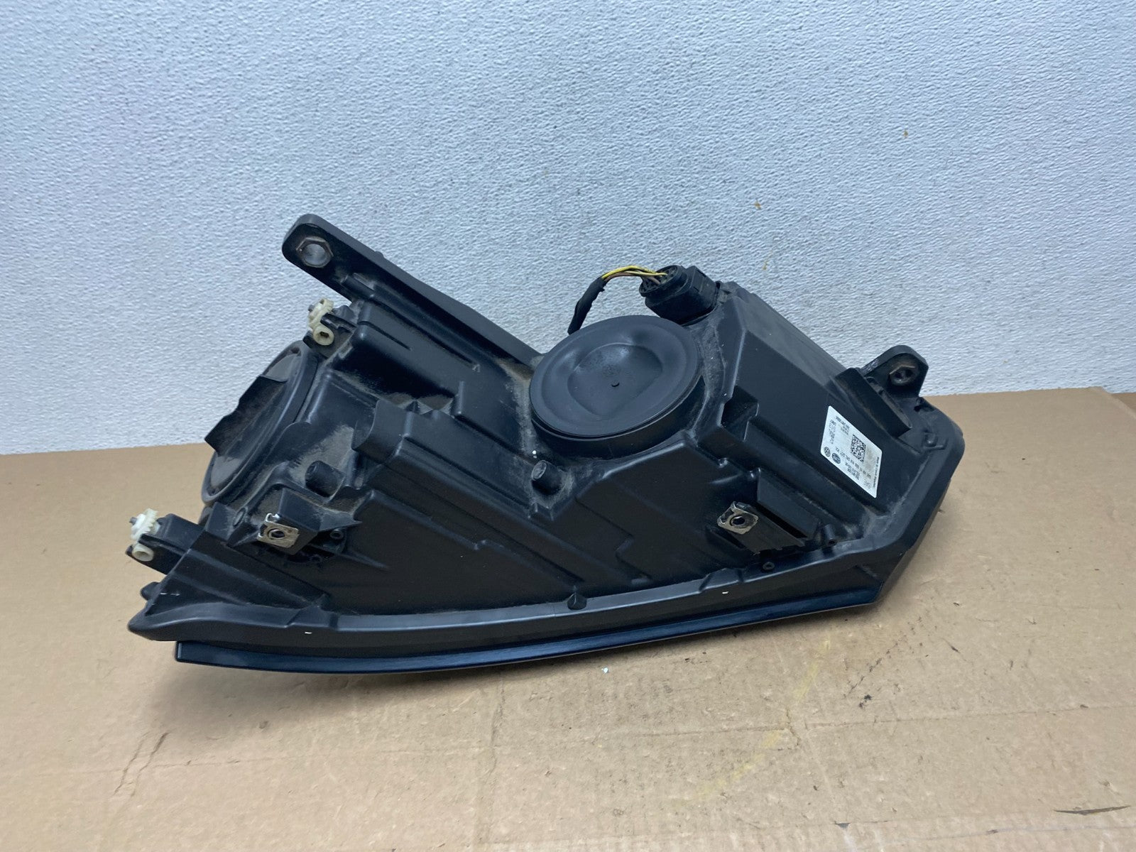 2012 to 2018 Volkswagen Tiguan Right Passenger RH Halogen Headlight AE6885 DW5
