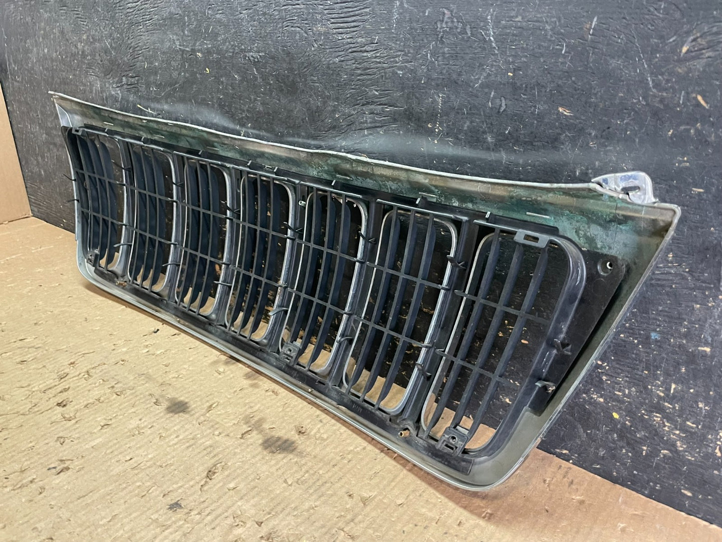 1999 to 2003 Jeep Grand Cherokee Front Upper Grill Grille Oem  Z5609 DG7