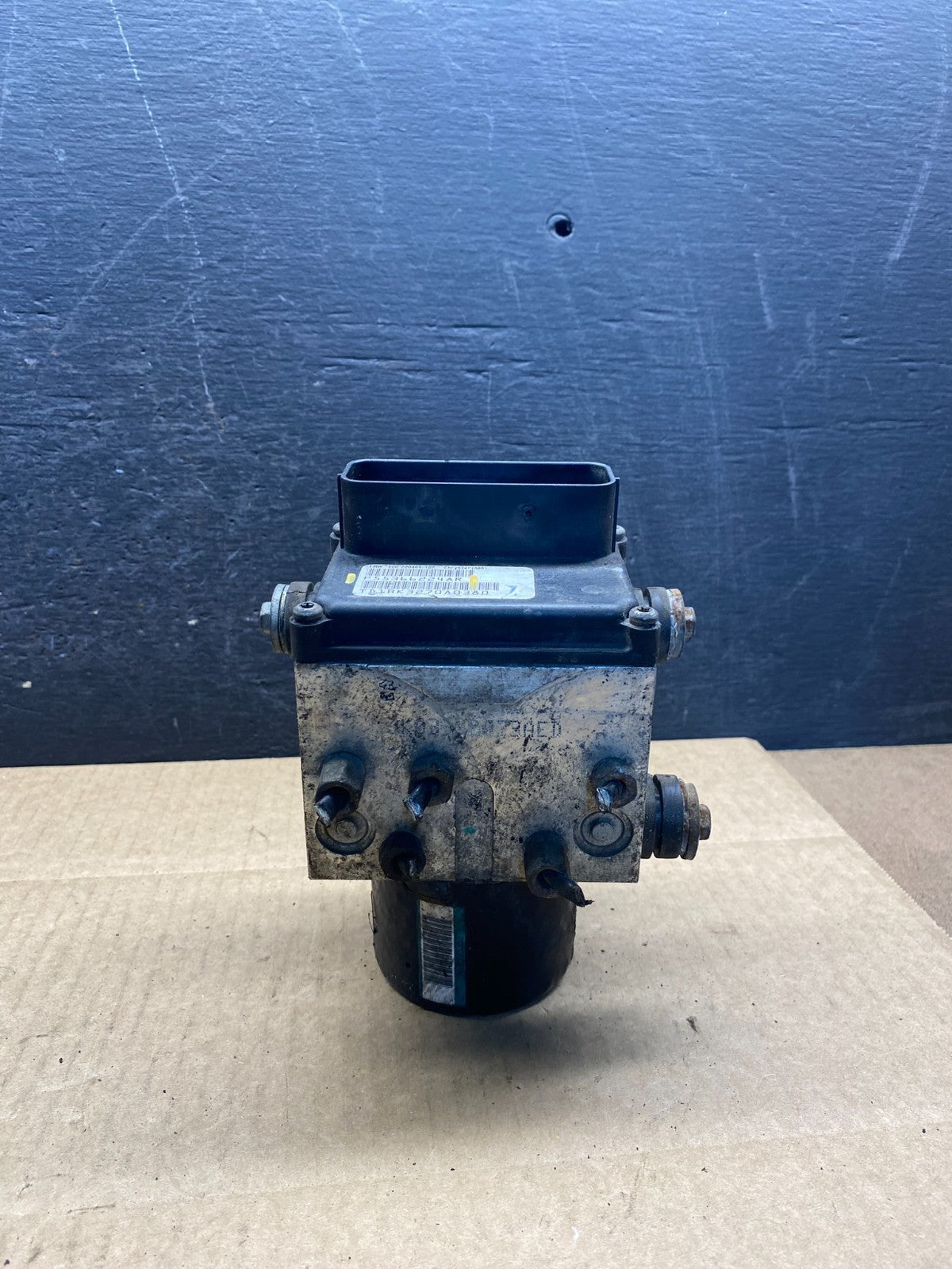 2010 2011 Dodge RAM 2500 ABS Anti-Lock Brake Pump Control Module AG9556 DW1