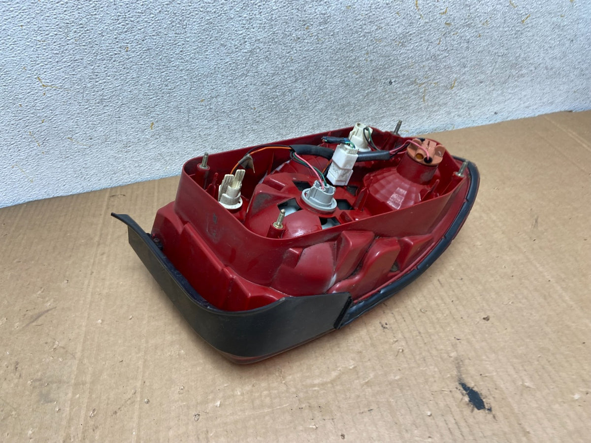 2002 - 2005 Hyundai Sonata Right Passenger RH Side Tail Light AI8468 LK7