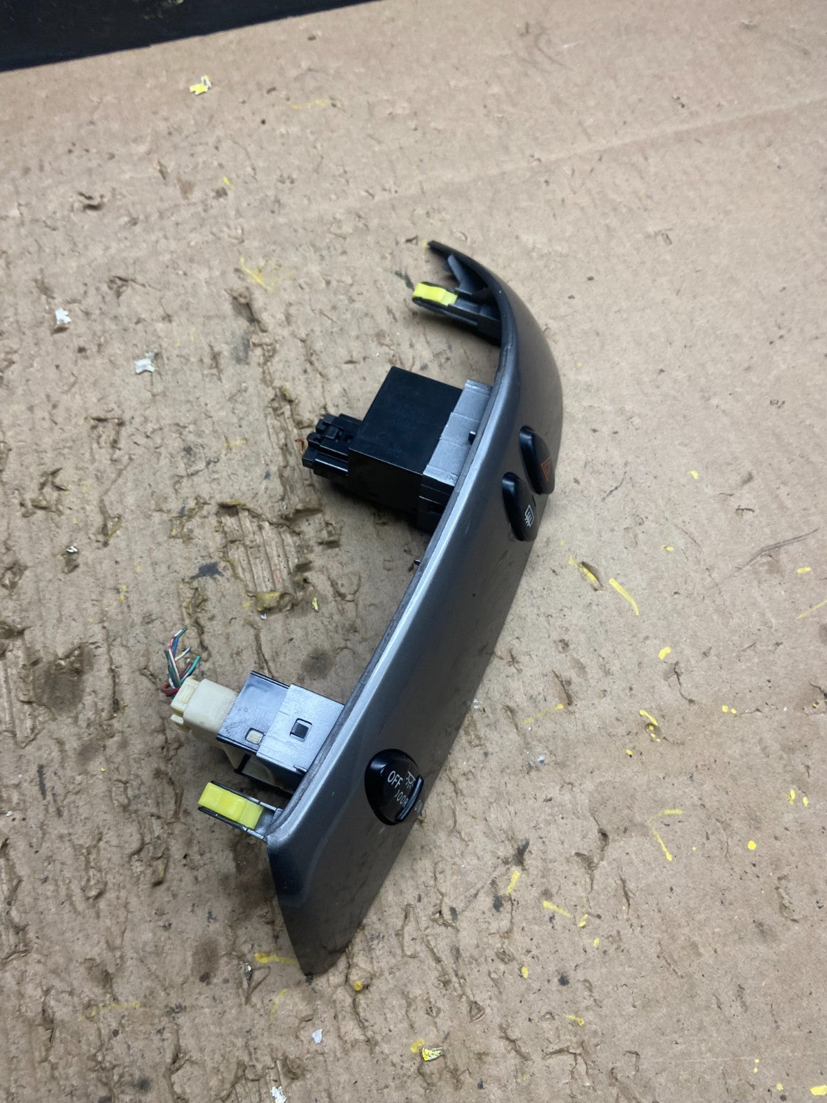 2004 to 2010 Toyota Sienna Left Side Climate Switches Bezel Trim T8833 DG1