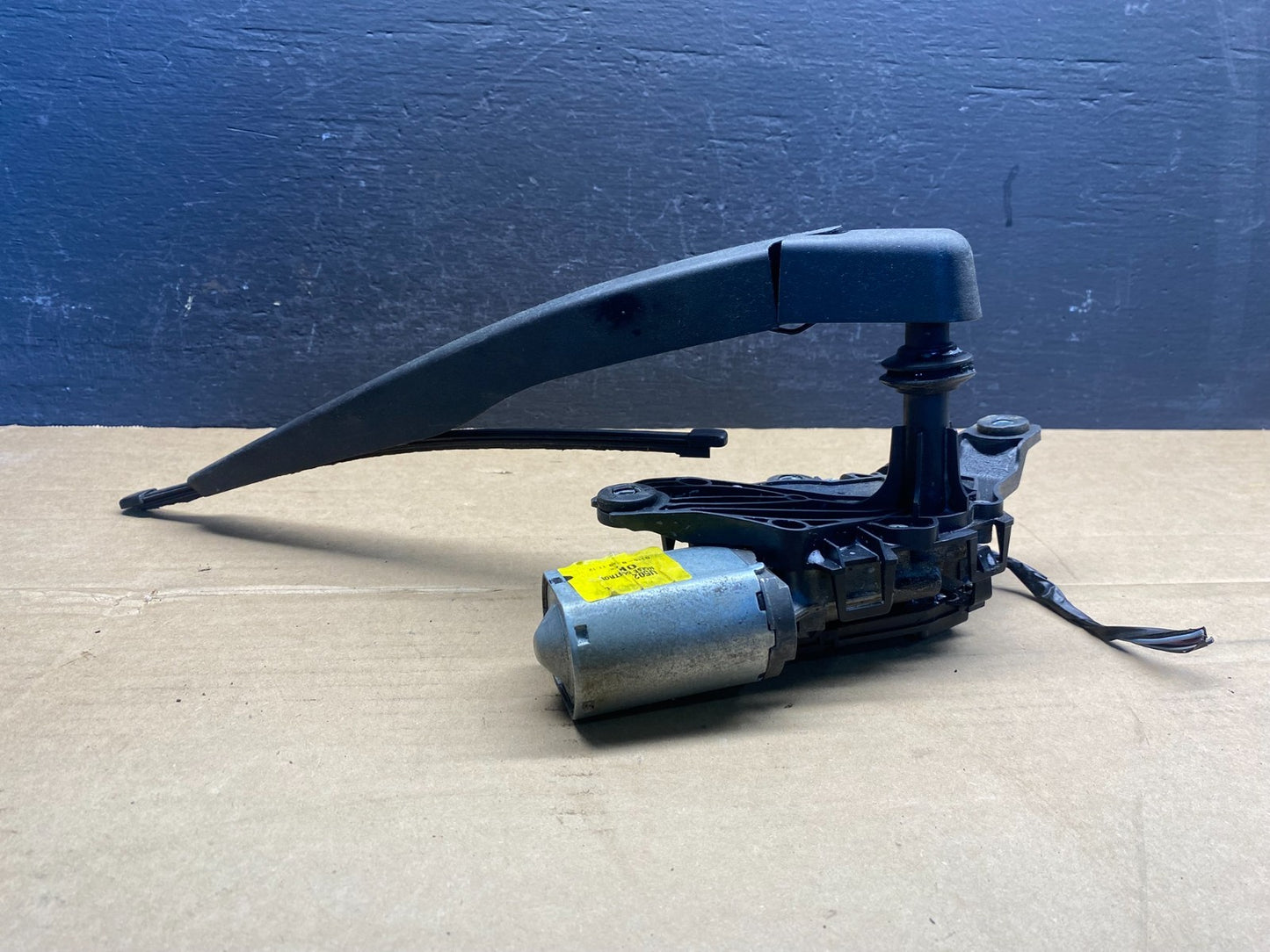 2011 to 2019 Ford Explorer Rear Windshield Wiper Motor ad3525 DG3