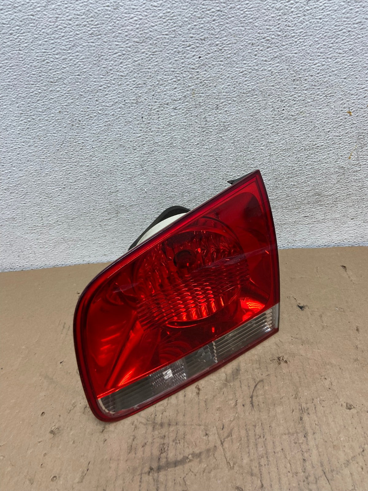 2004-2007 Volkswagen Touareg Right RH Side Inner Tail Light AF3269 LK2