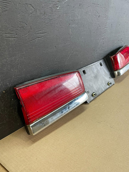 1995 - 1997 Ford Crown Victoria Trunk Lid Center Tail Light ae3428 DG2