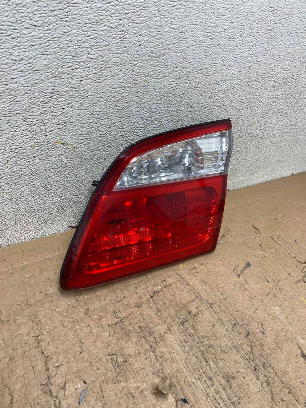 2000-2001 Infiniti i30 Right Passenger Rh Side Tail Light Inner Oem S1777 DW1