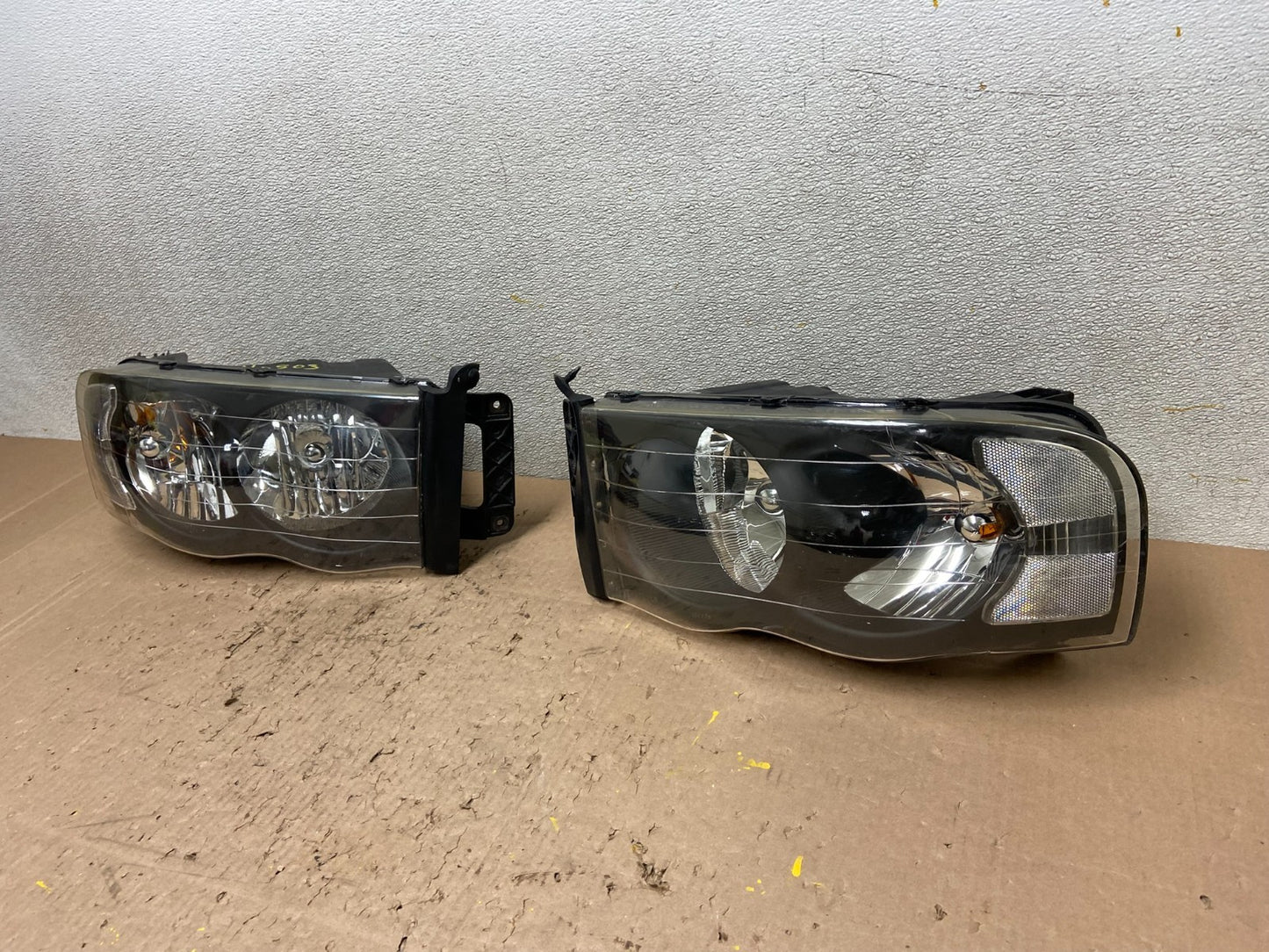 2002 to 2005 Dodge Ram Left+Right Side Halogen Headlights Y0503 DW1