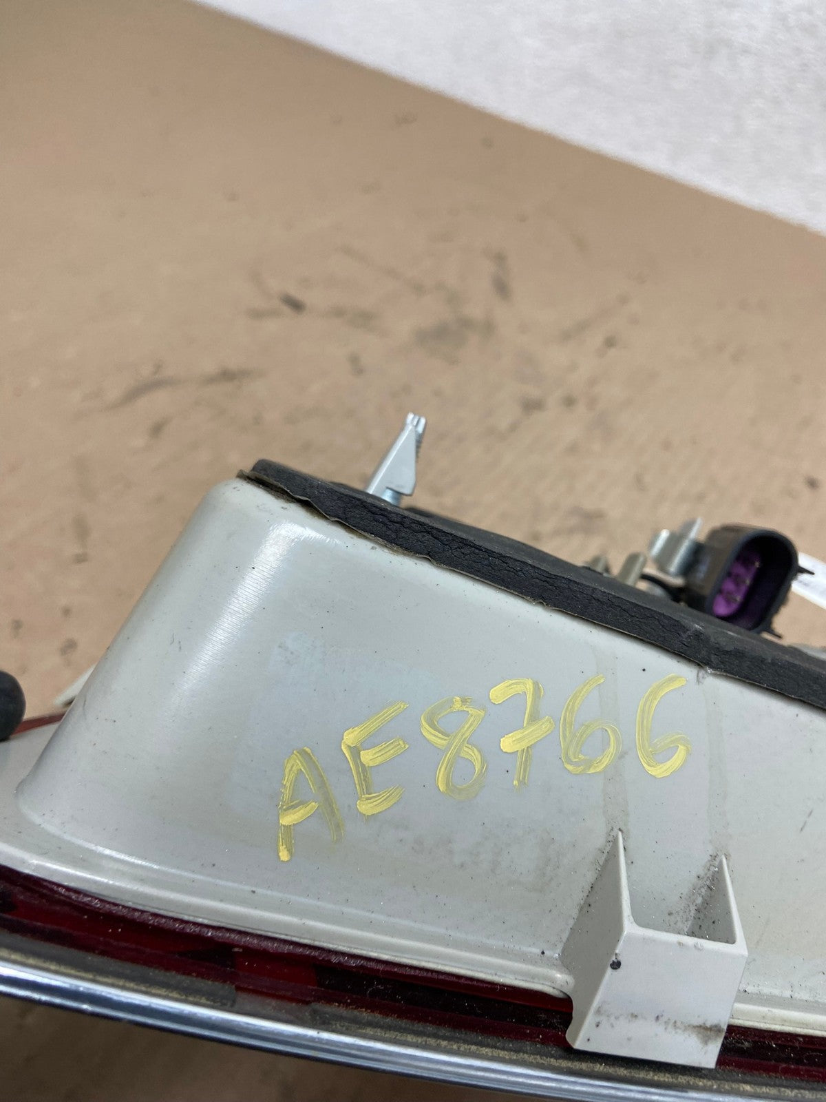 2008 - 2012 Buick Enclave Left Driver Lh Inner Tail Light AE8766 LK6