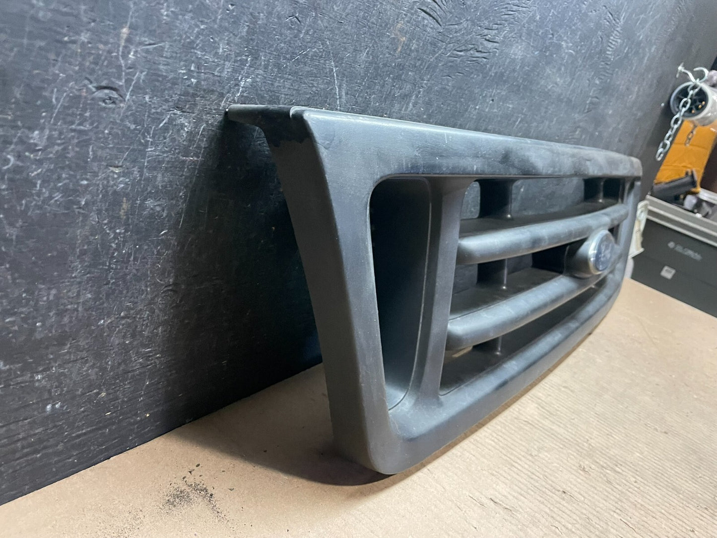 2003 to 2007 Ford Econoline E150 E250 E350 Front Grille Grille J7032 OEM DG2