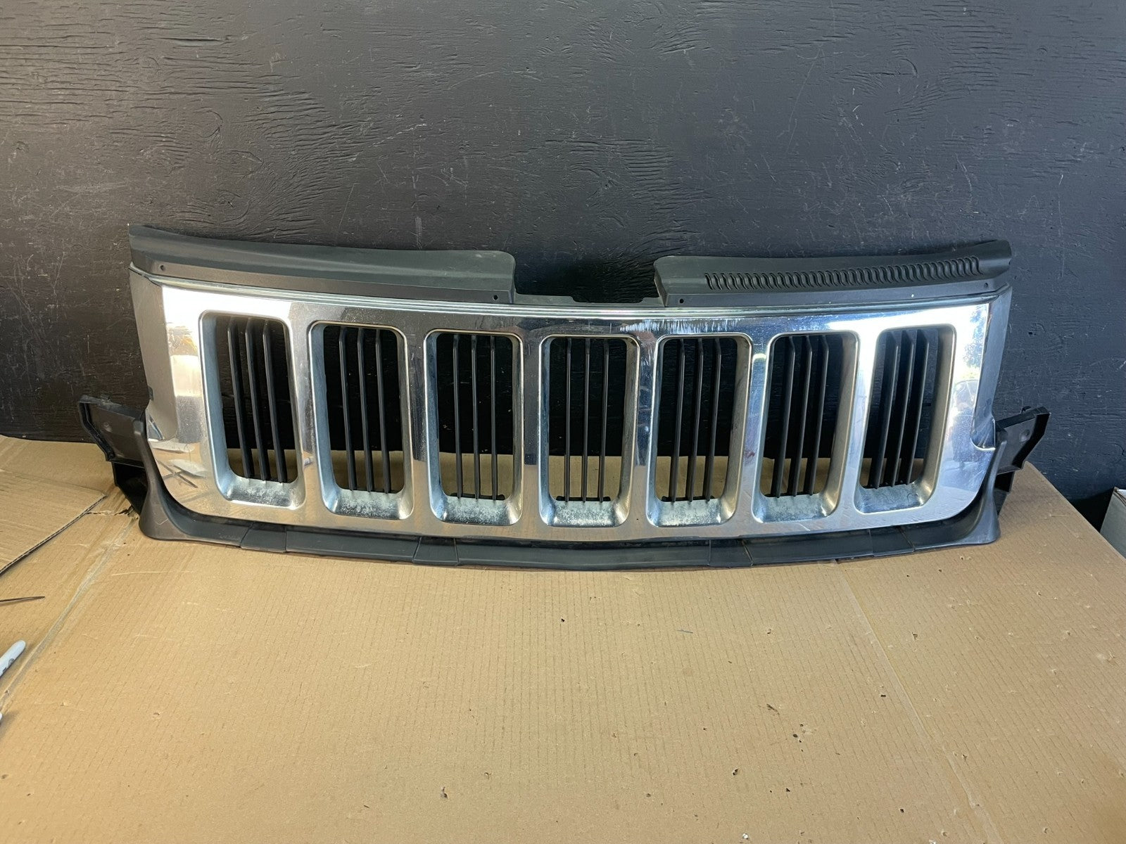 2011 to 2013 Jeep Grand Cherokee Front Upper Grill Grille AE3584 DG0