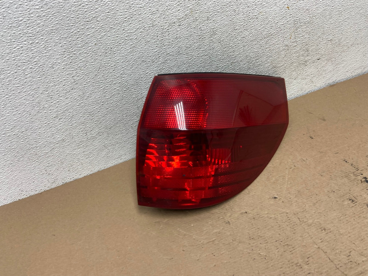 2004-2005 Toyota Sienna Right Passenger Rh Side Tail Light AF4731 LK2