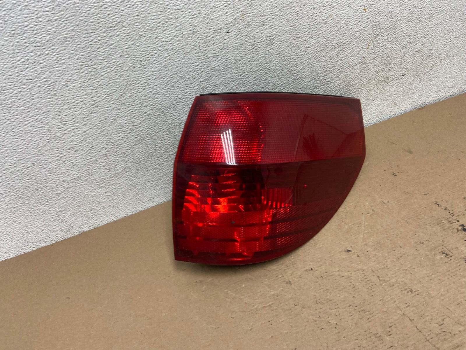 2004-2005 Toyota Sienna Right Passenger Rh Side Tail Light AF4731 LK2