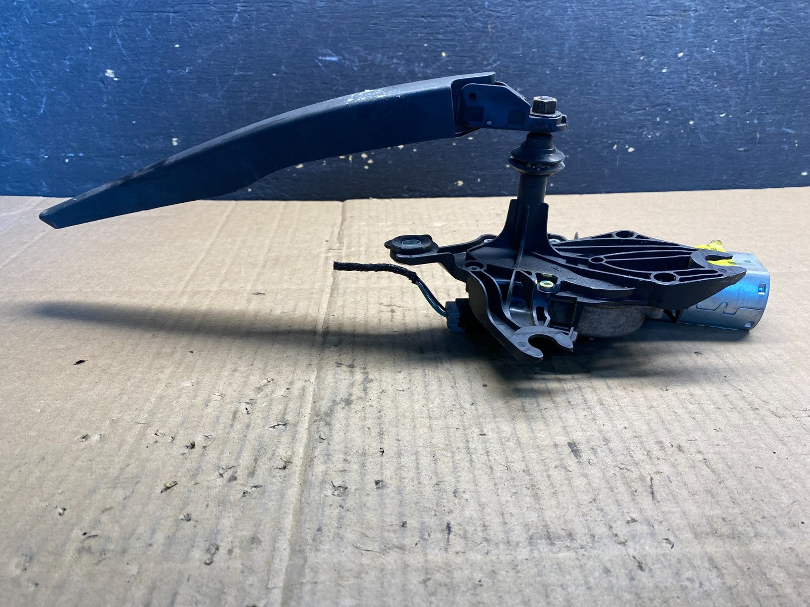 2013 to 2019 Ford Escape Rear Windshield Wiper Motor AA7738 DG1