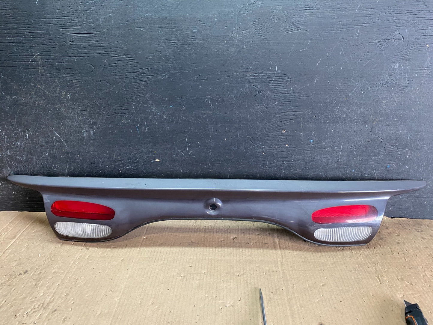 2000 to 2002 Ford Taurus Sedan Trunk Rear Center Lid Tail Light Panel i7989 DG0