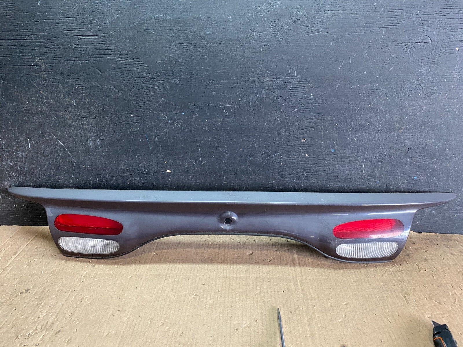 2000 to 2002 Ford Taurus Sedan Trunk Rear Center Lid Tail Light Panel i7989 DG0