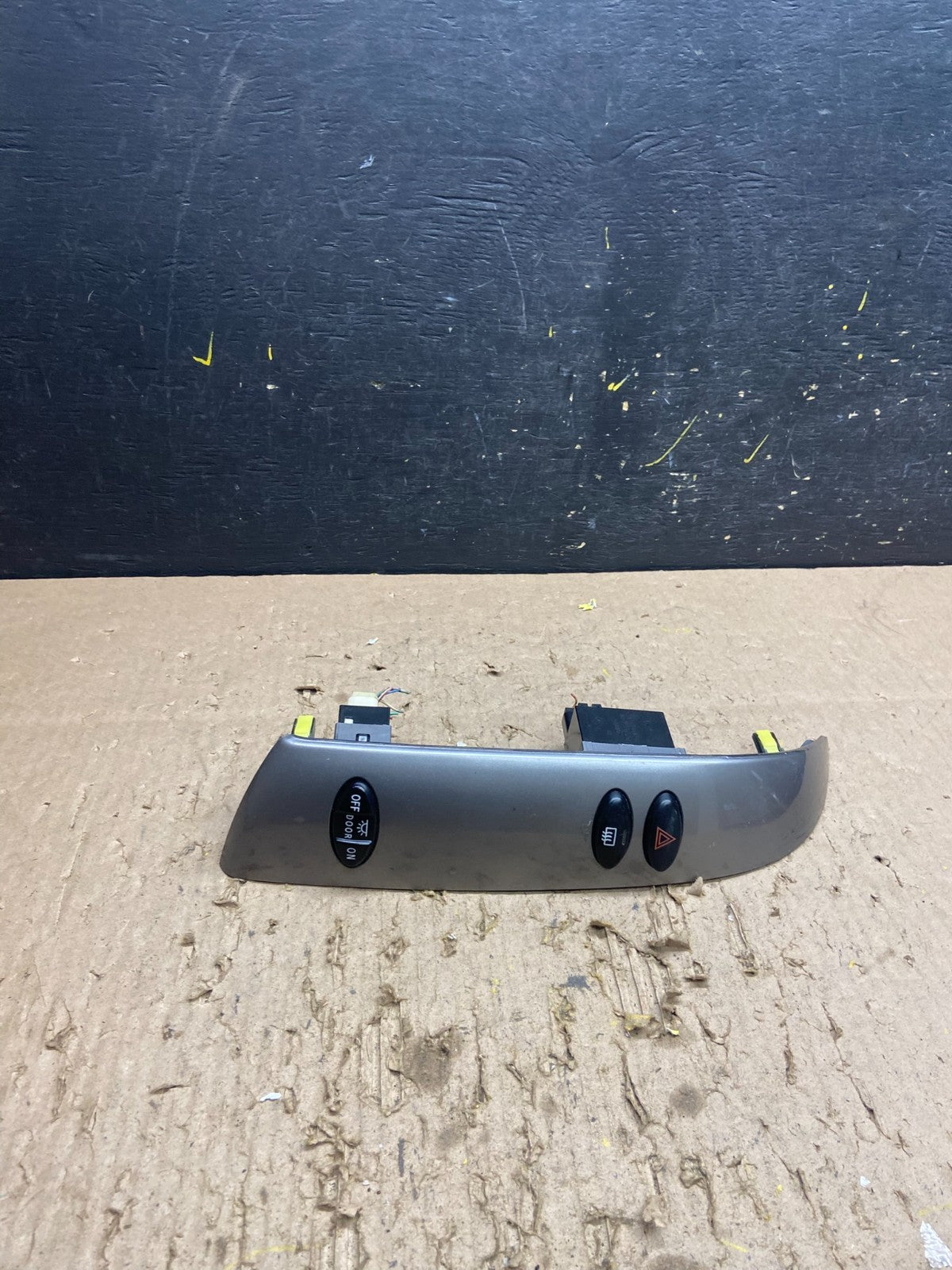2004 to 2010 Toyota Sienna Left Side Climate Switches Bezel Trim T8833 DG0