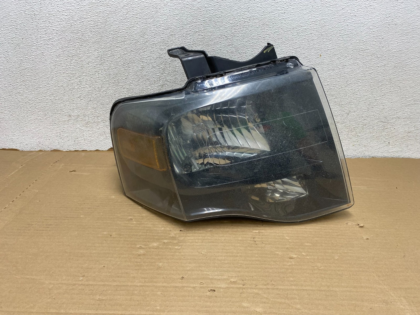 2007 to 2014 Ford Expedition Right Passenger RH side Headlight Halogen AG8117 DW0