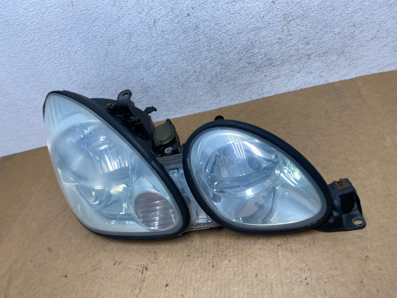 2001 to 2005 Lexus GS430 Gs300 Right Passenger Headlight Halogen AE4820 DW1