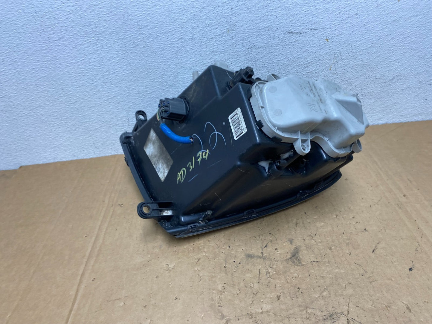 2005 - 2011 Cadillac STS Right Passenger RH Side Xenon Headlight AD3174 DW8