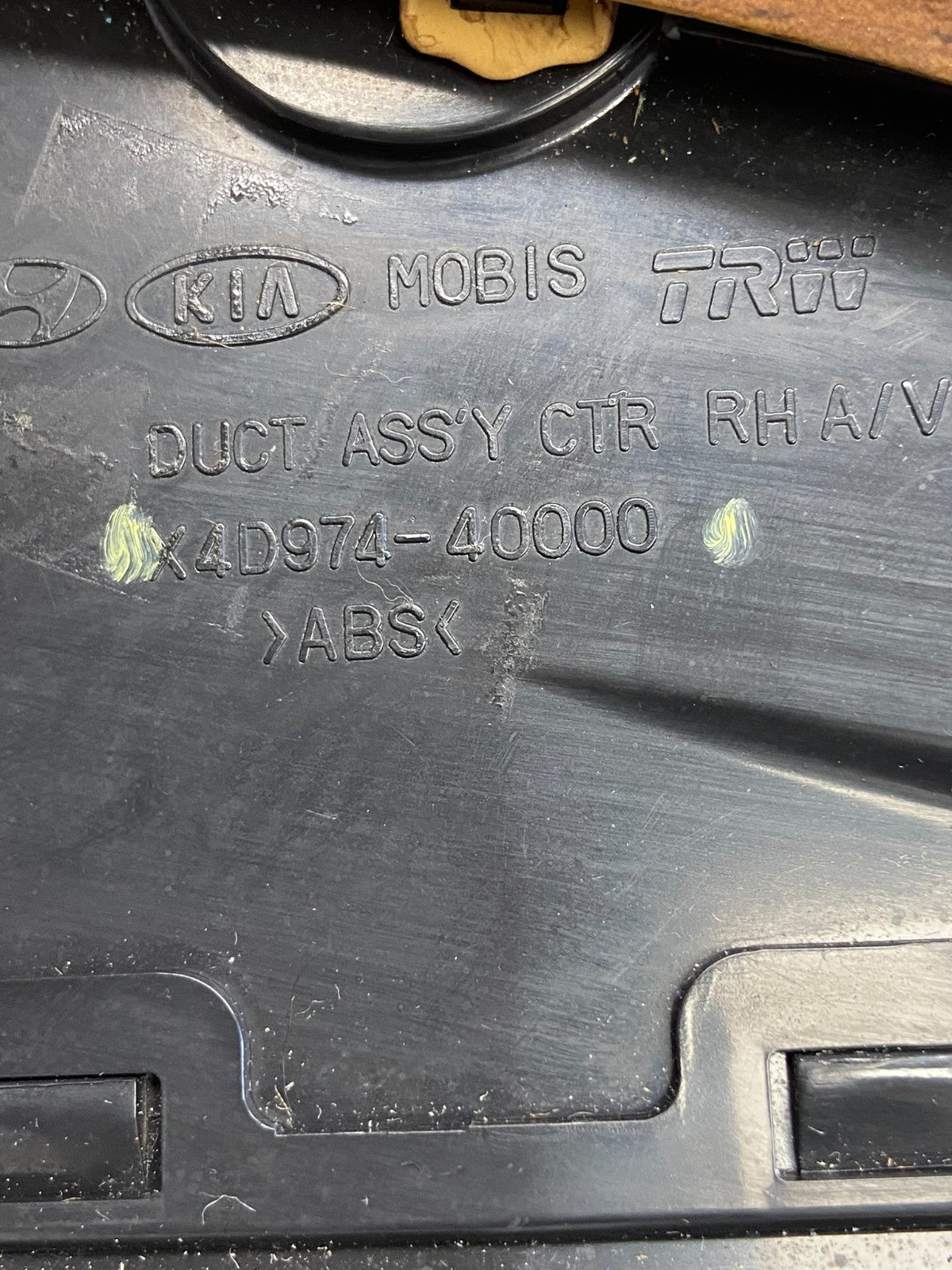 2006 - 2012 Kia Sedona Entourage Right Passenger RH Center Air Vent ah1505 DG4