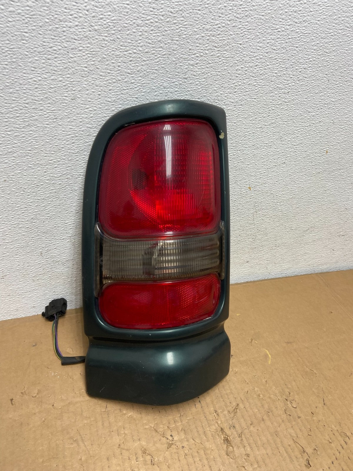 1994 to 2001 Dodge Ram 1500 Left Driver LH Tail Light AD1034 DW2