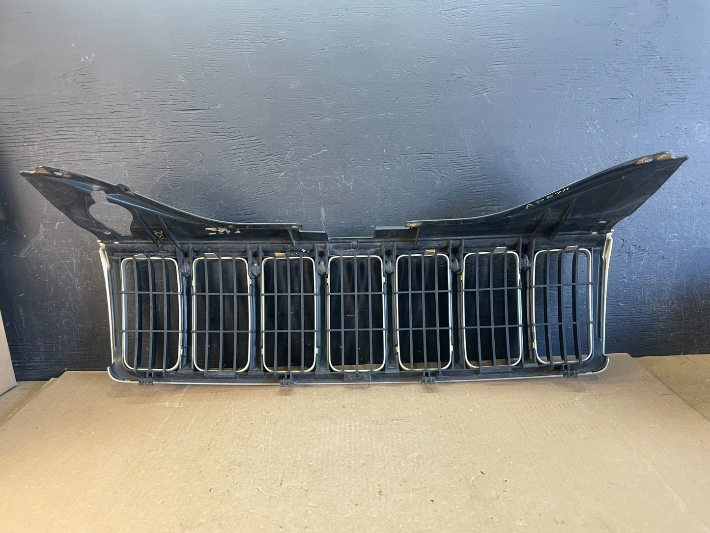 2005 2006 2007 Jeep Grand Cherokee Front Upper Grill Grille AD5711 DW3
