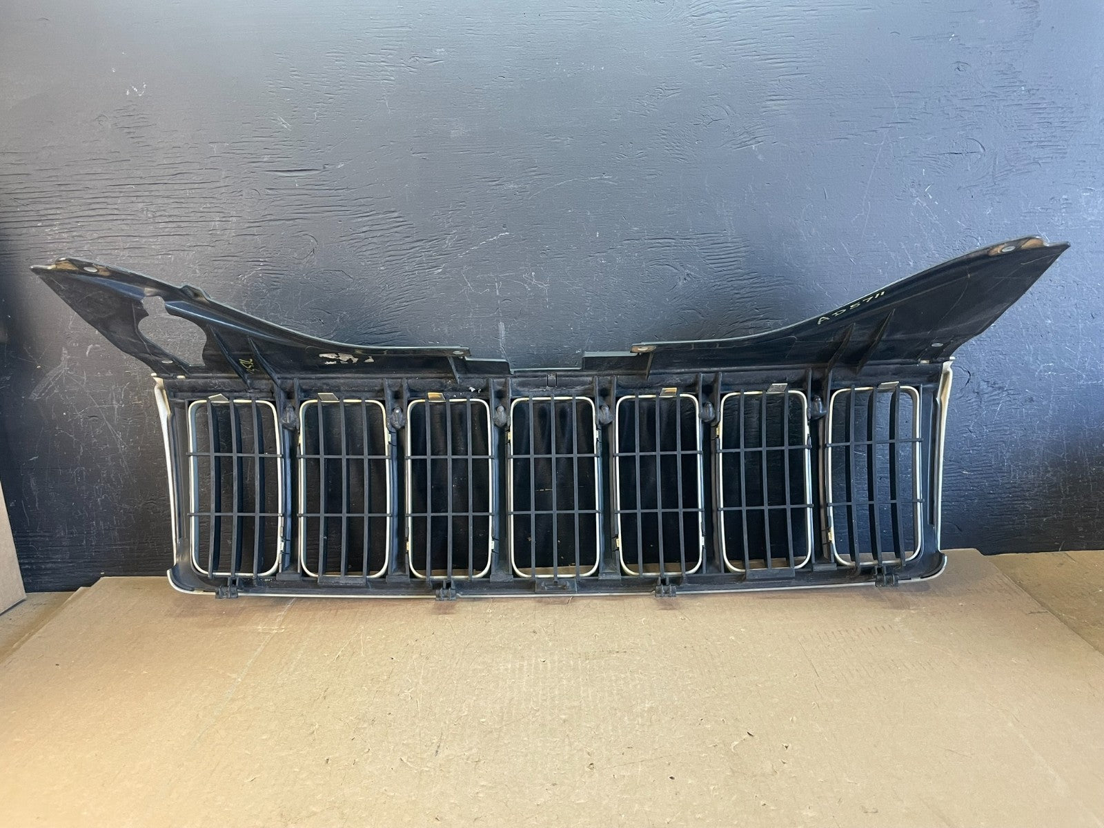 2005 2006 2007 Jeep Grand Cherokee Front Upper Grill Grille AD5711 DW3