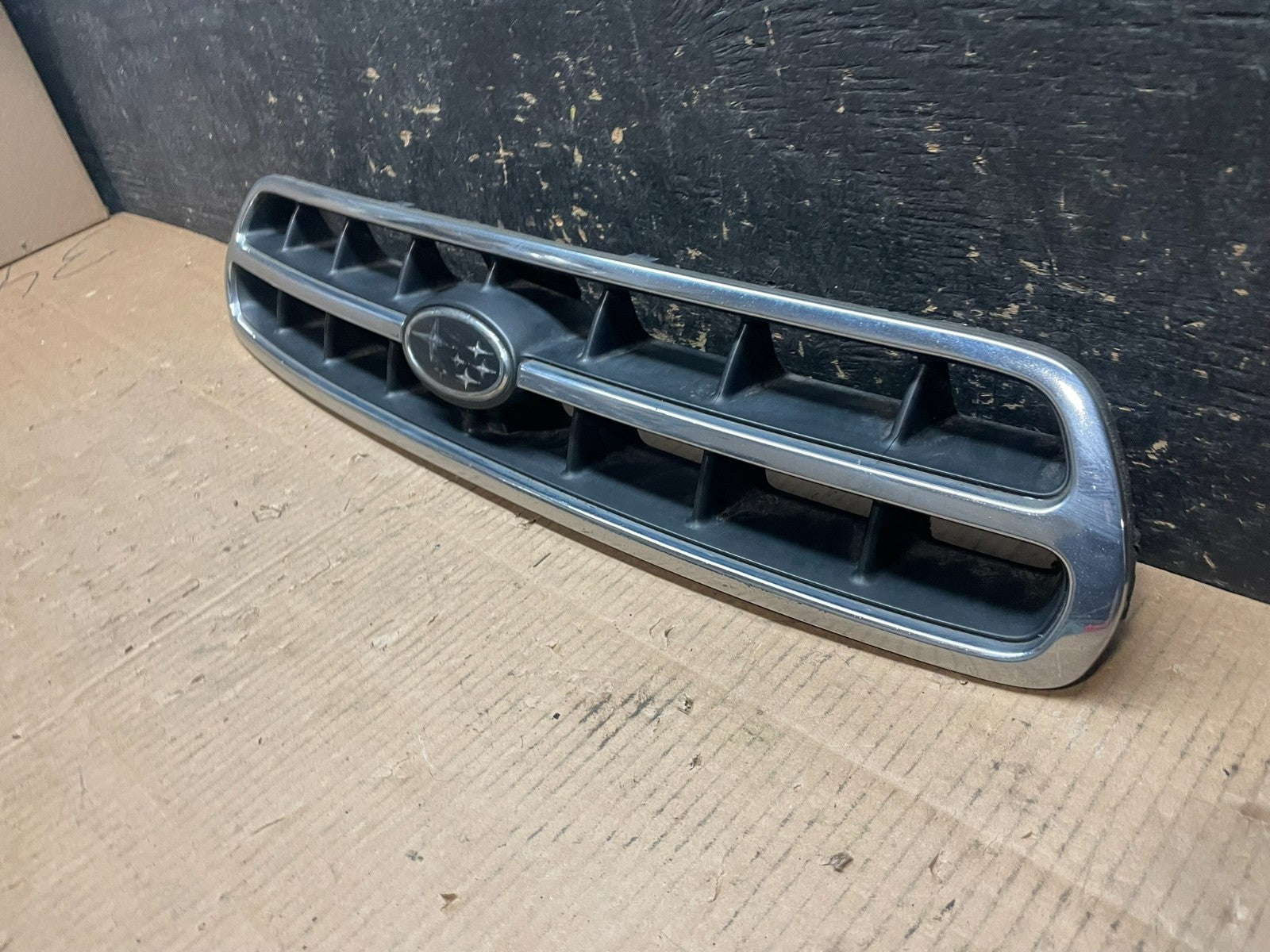 2000 to 2002 Subaru Legacy Outback Grill Grille OEM Y1931 DG2