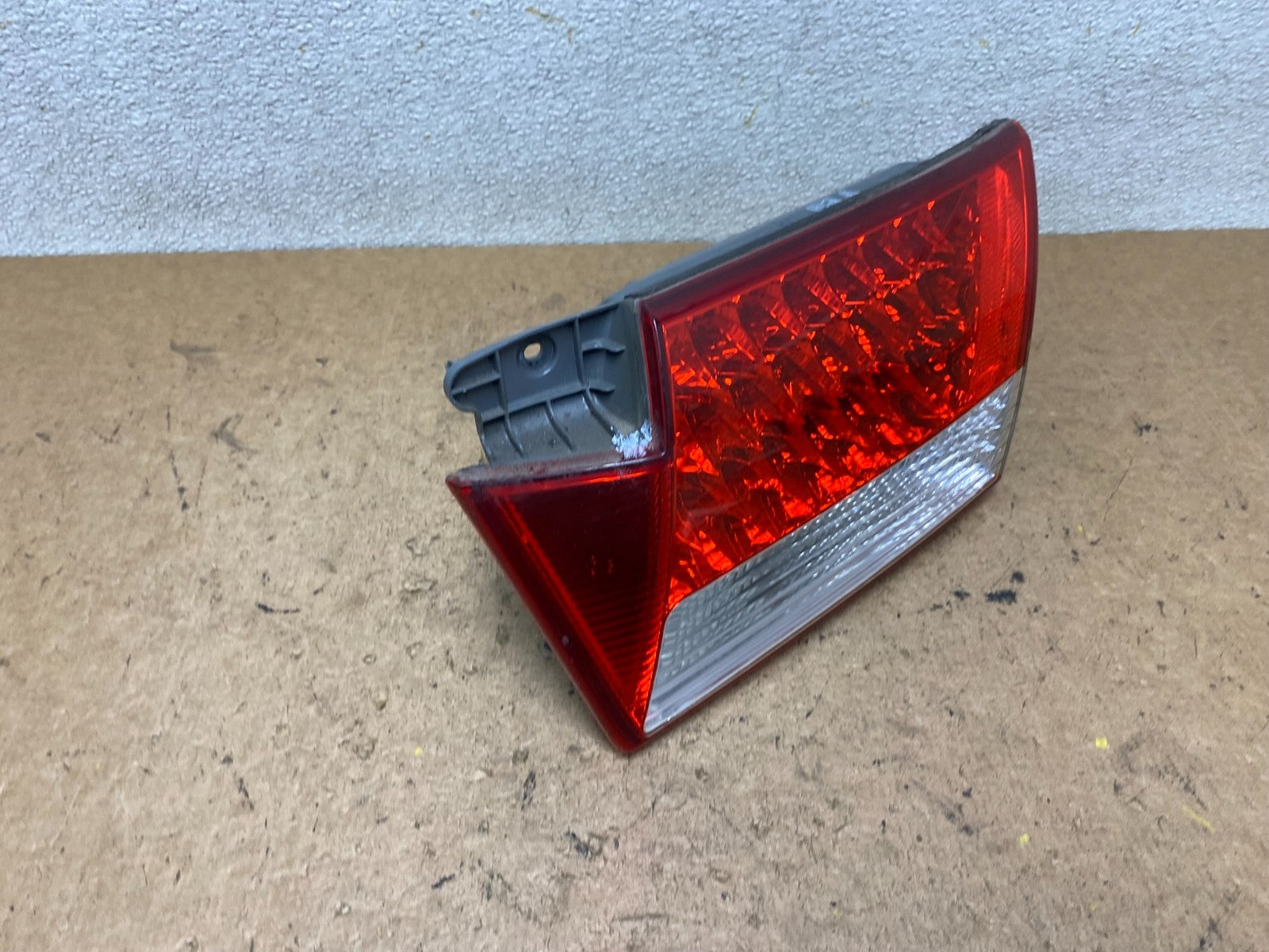 2006 2007 2008 2009 Hyundai Azera Right Passenger Inner Tail Light Oem T0737 DW2