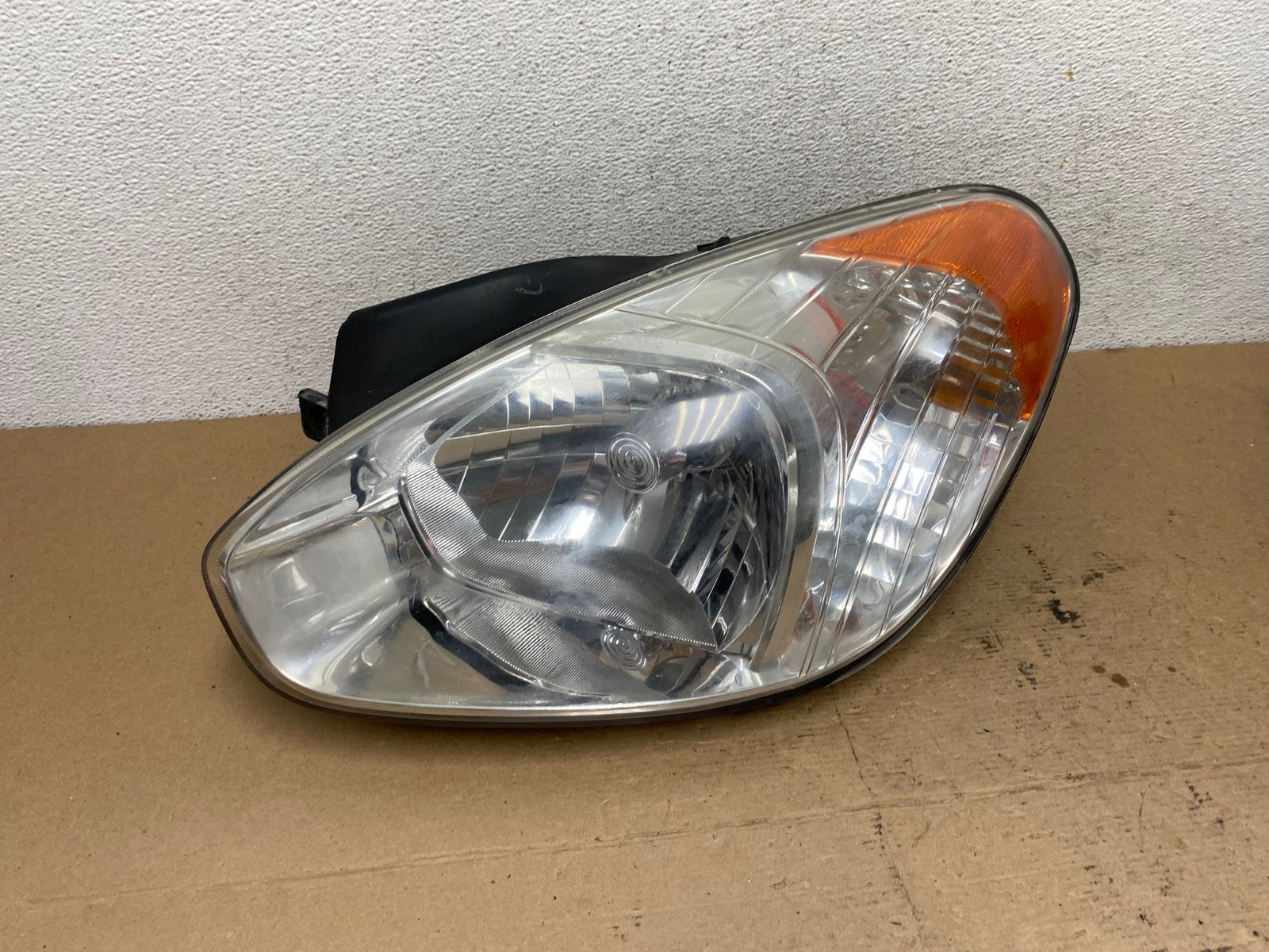 2006 to 2011 Hyundai Accent Sedan Left Driver LH Halogen Headlight AF4640 LK0