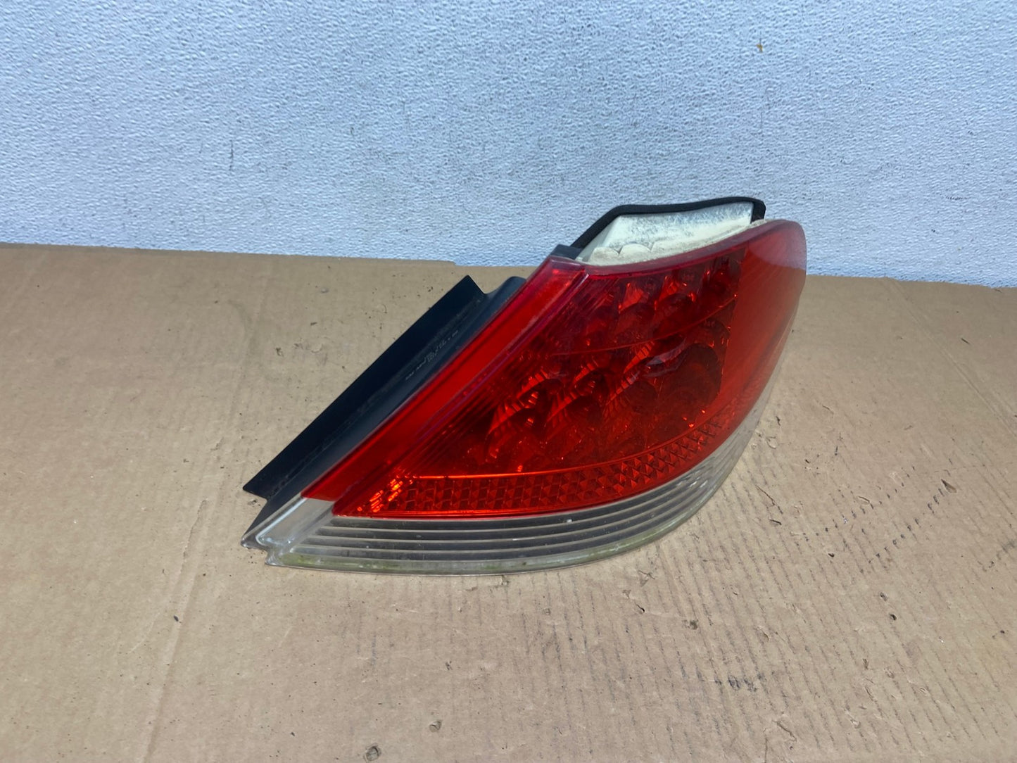 2002 to 2005 BMW 7-Series 745i 760i Right Passenger Tail Light AD0957 LK2
