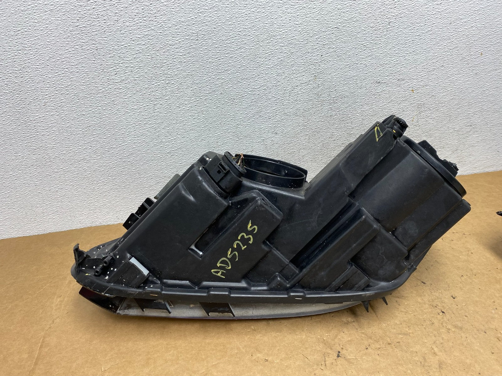 2012 to 2018 Volkswagen Tiguan Right Passenger RH Halogen Headlight AD5235 DW9