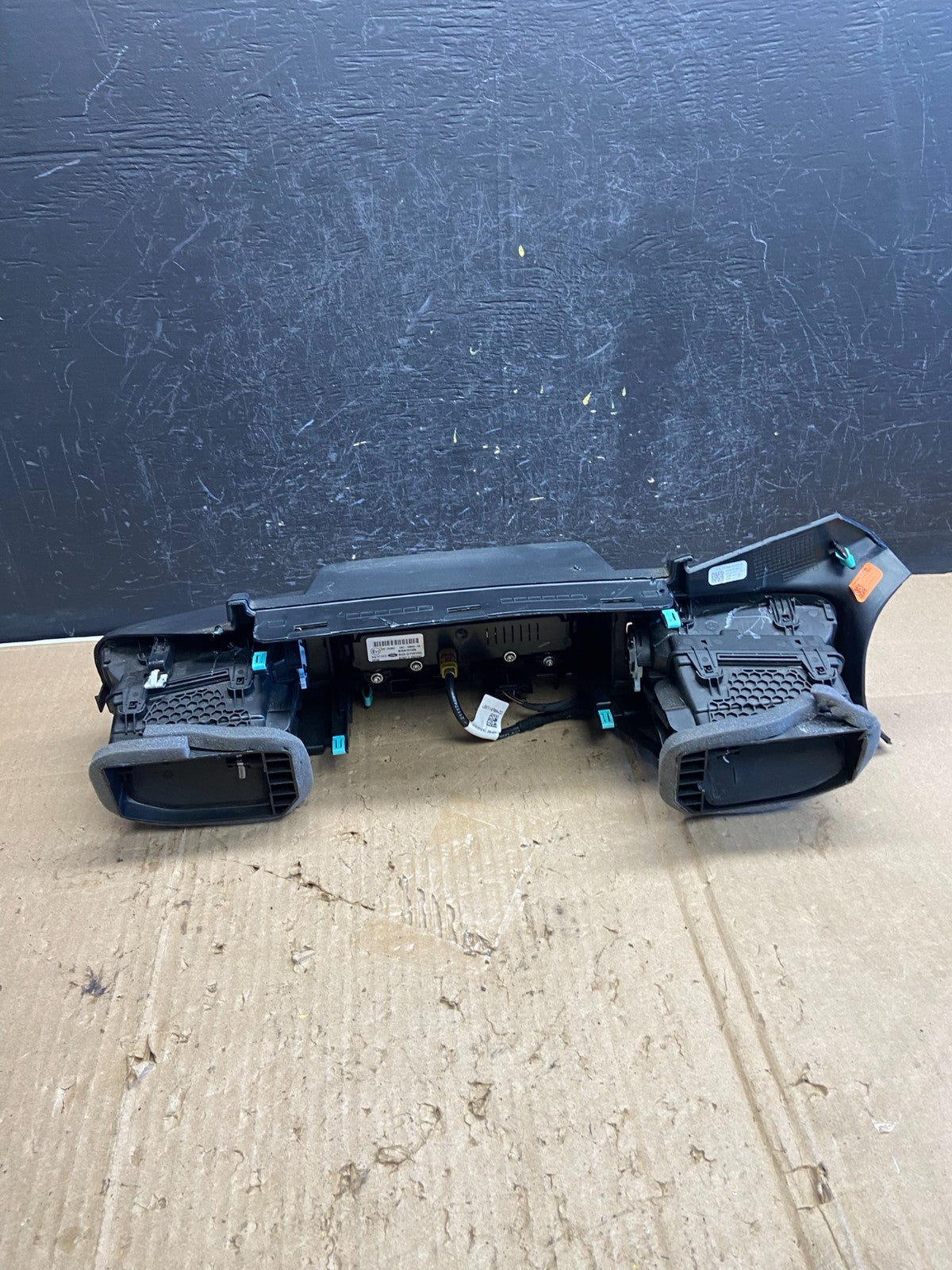2020 to 2023 Ford Explorer Console Radio Display Screen Air Vents AE2070 DG3
