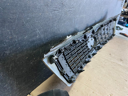 2011 to 2012 Kia Sedona Front Upper Grill Grille OEM Q5685 DG8