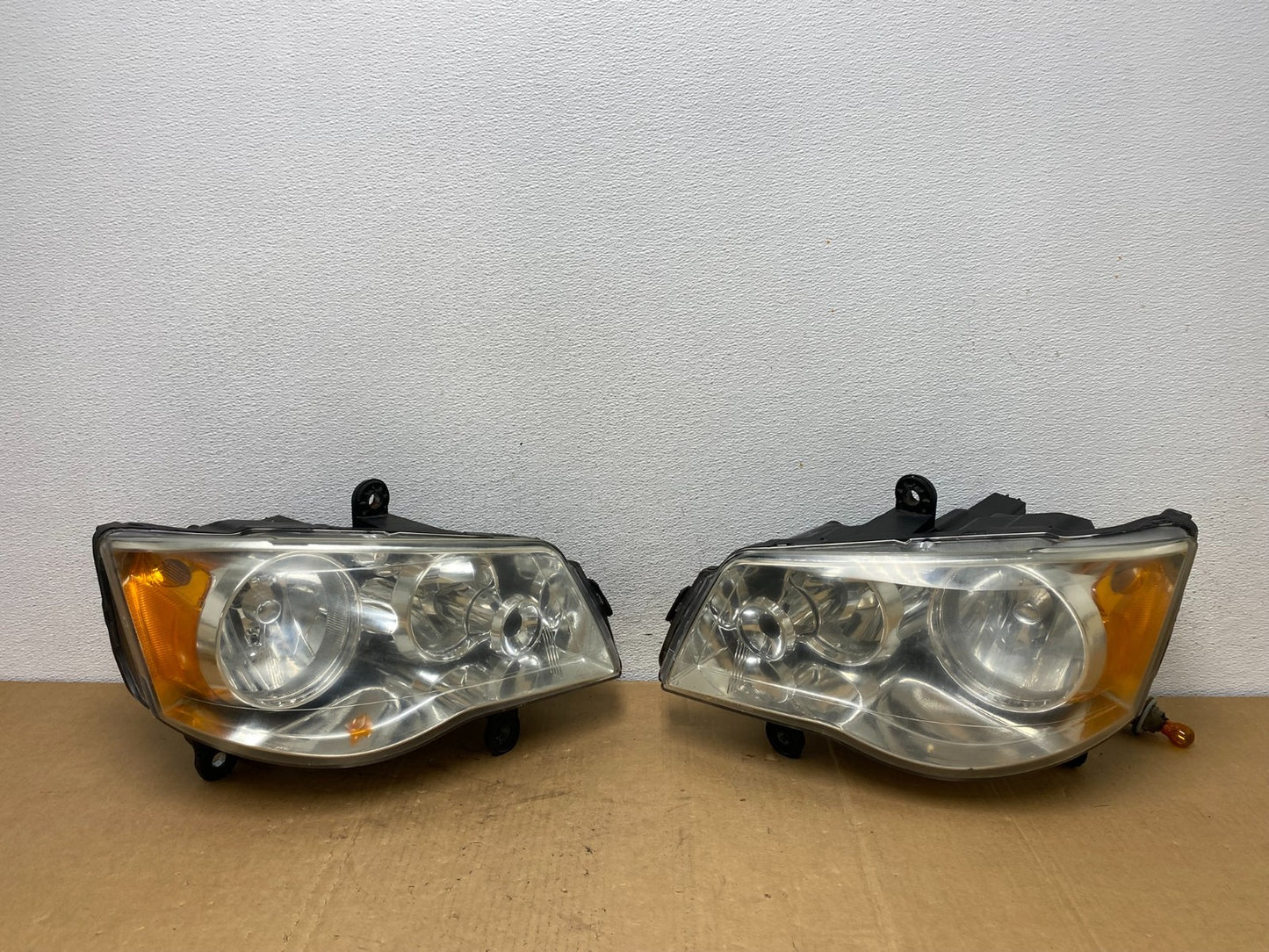 2008 to 2016 Chrysler Town and Country Left+Right Side Headlights AC8566 DW0