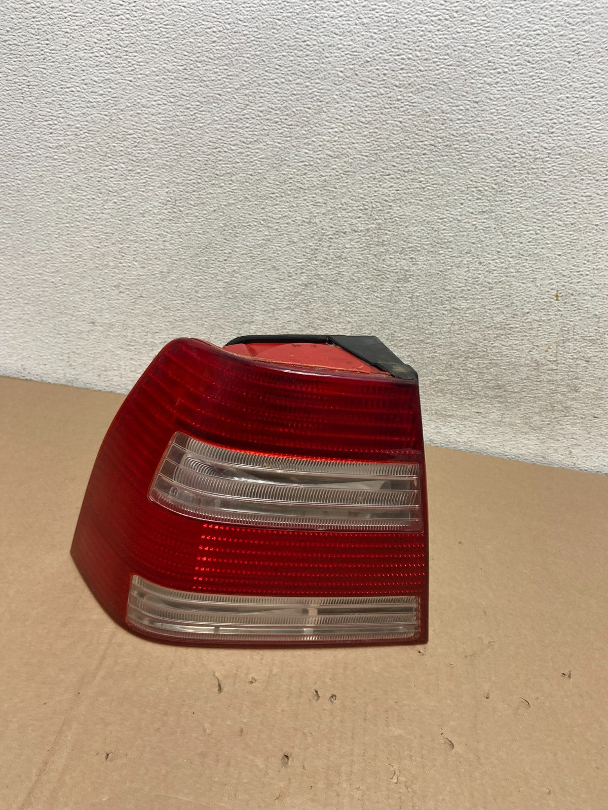 2004 to 2005 Volkswagen Jetta Left Driver LH Side Tail Light AG6632 DW0