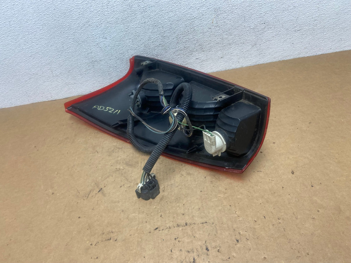 2002 - 2006 Chevrolet Avalanche Right Passenger Rh Side Tail Light AD5211 LK6