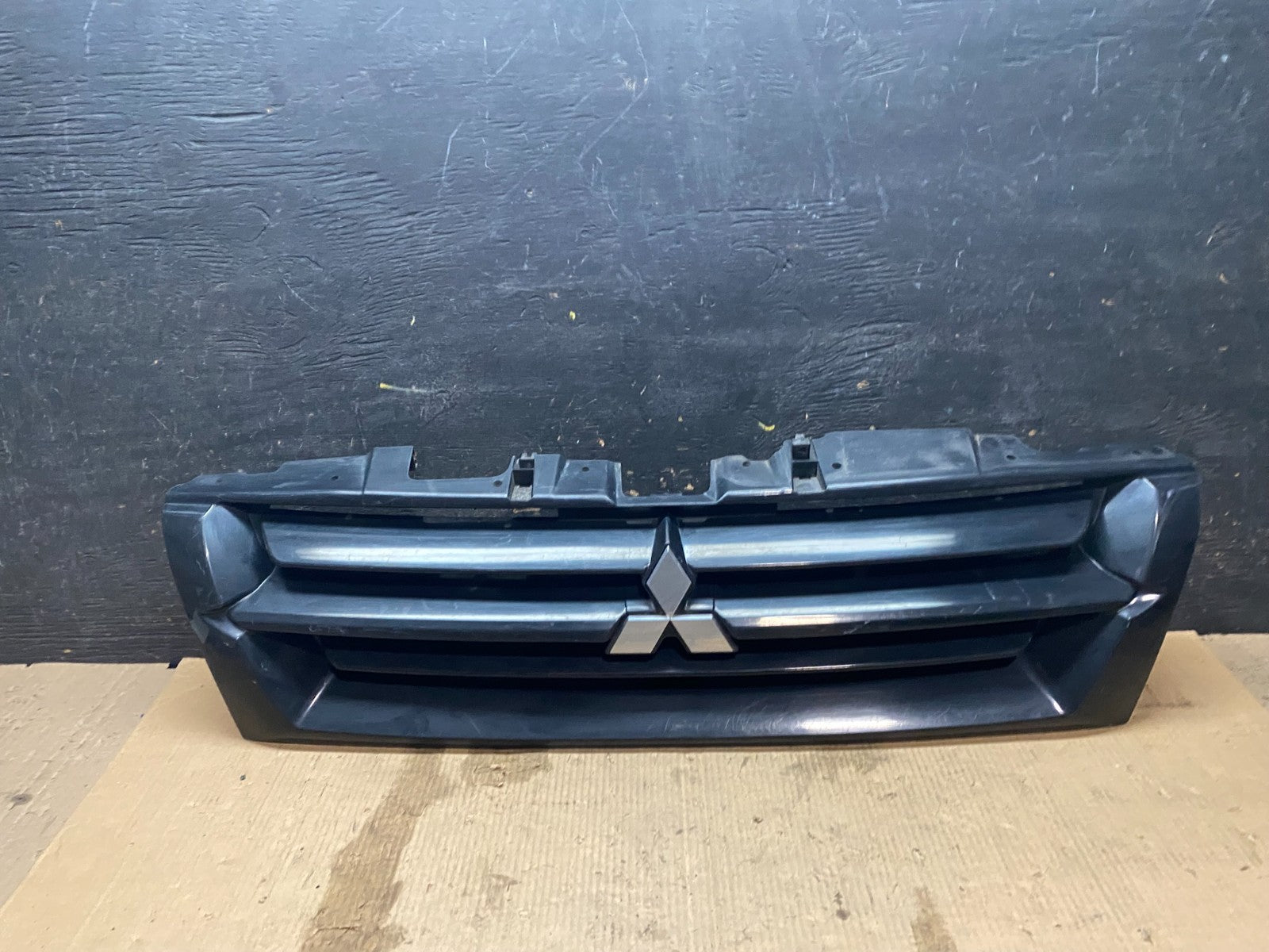 2001 2002 Mitsubishi Montero Front Upper Grill Grille x3258 DG0