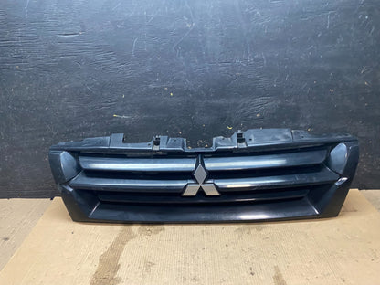2001 2002 Mitsubishi Montero Front Upper Grill Grille x3258 DG0