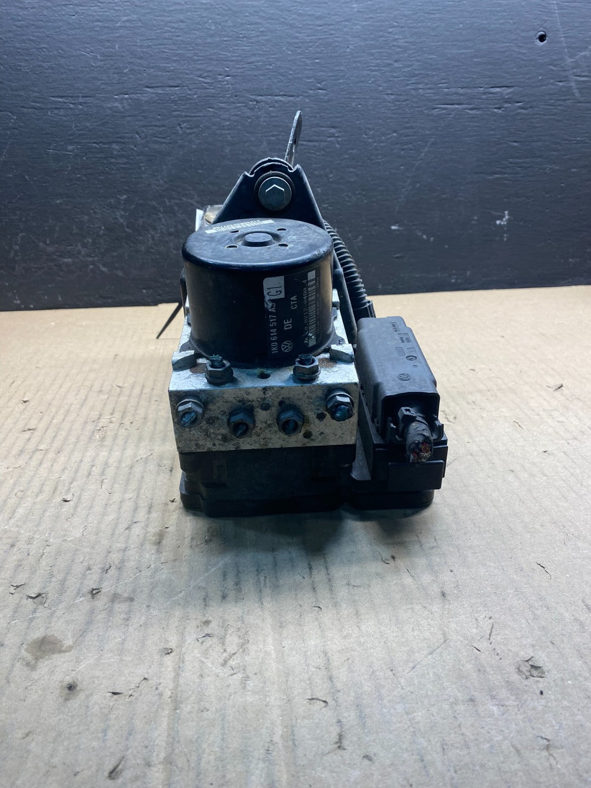 2010- 2011 Volkswagen Jetta ABS Brake Pump Control 8E0614111A Module AC2375 DG2
