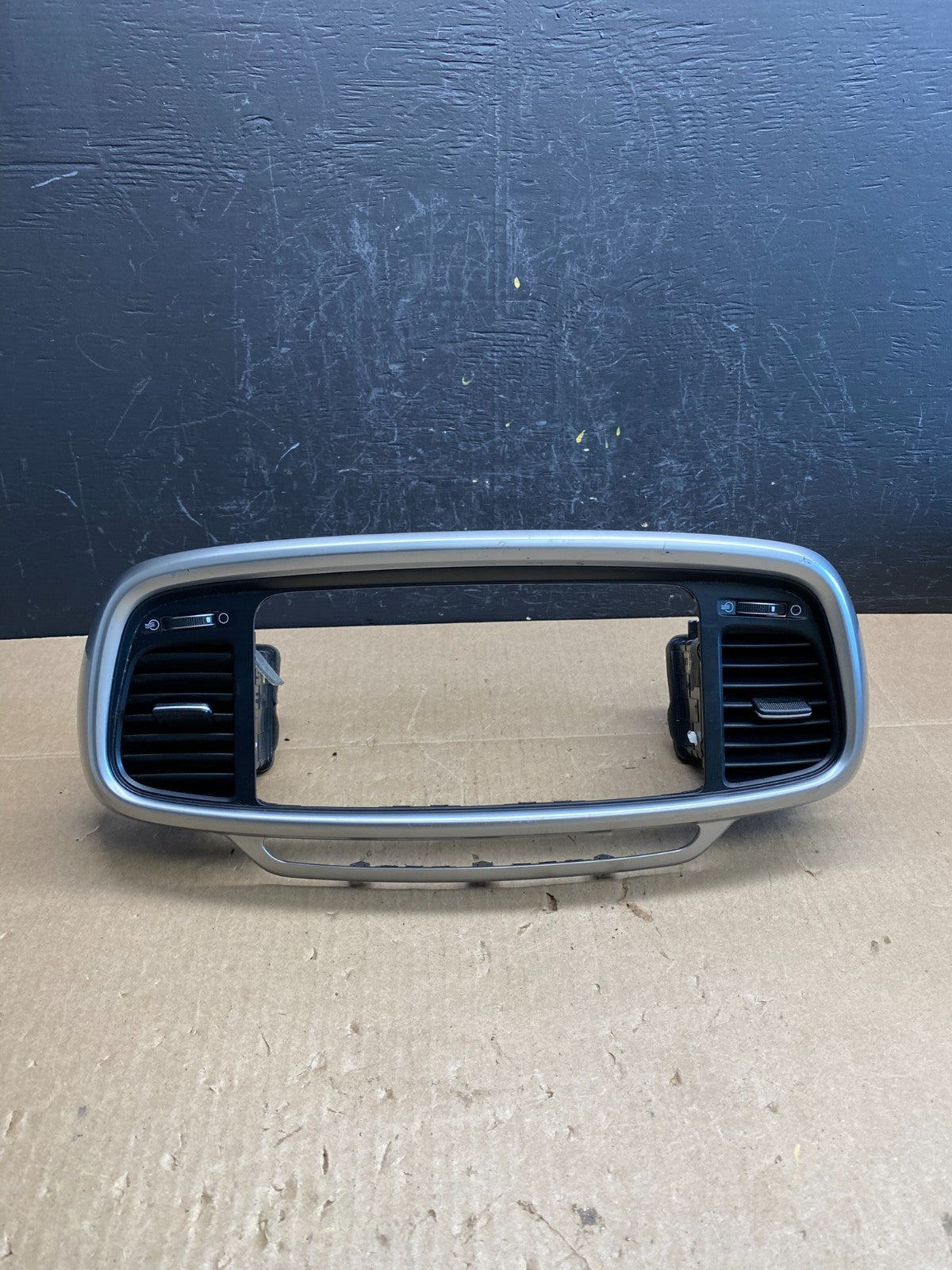 2016 - 2018 Kia Sorento Center Console Radio Air Vent Bezel Trim AC6324 DG0