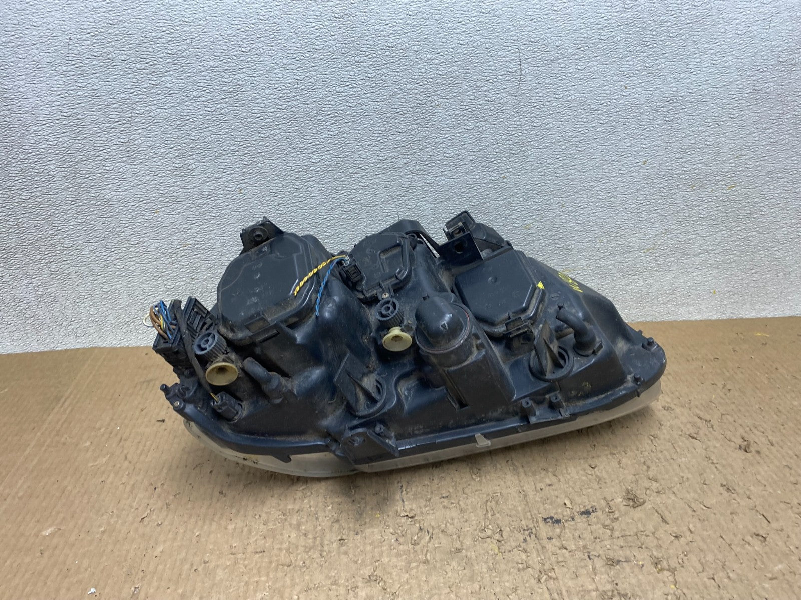 2002 to 2005 BMW 7 Series 745i Xenon Right Passenger Headlight W8094 DW9