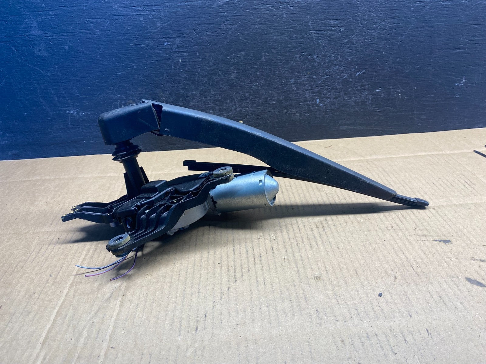2020 to 2023 Ford Explorer Rear Windshield Wiper Motor ad5013 DG1