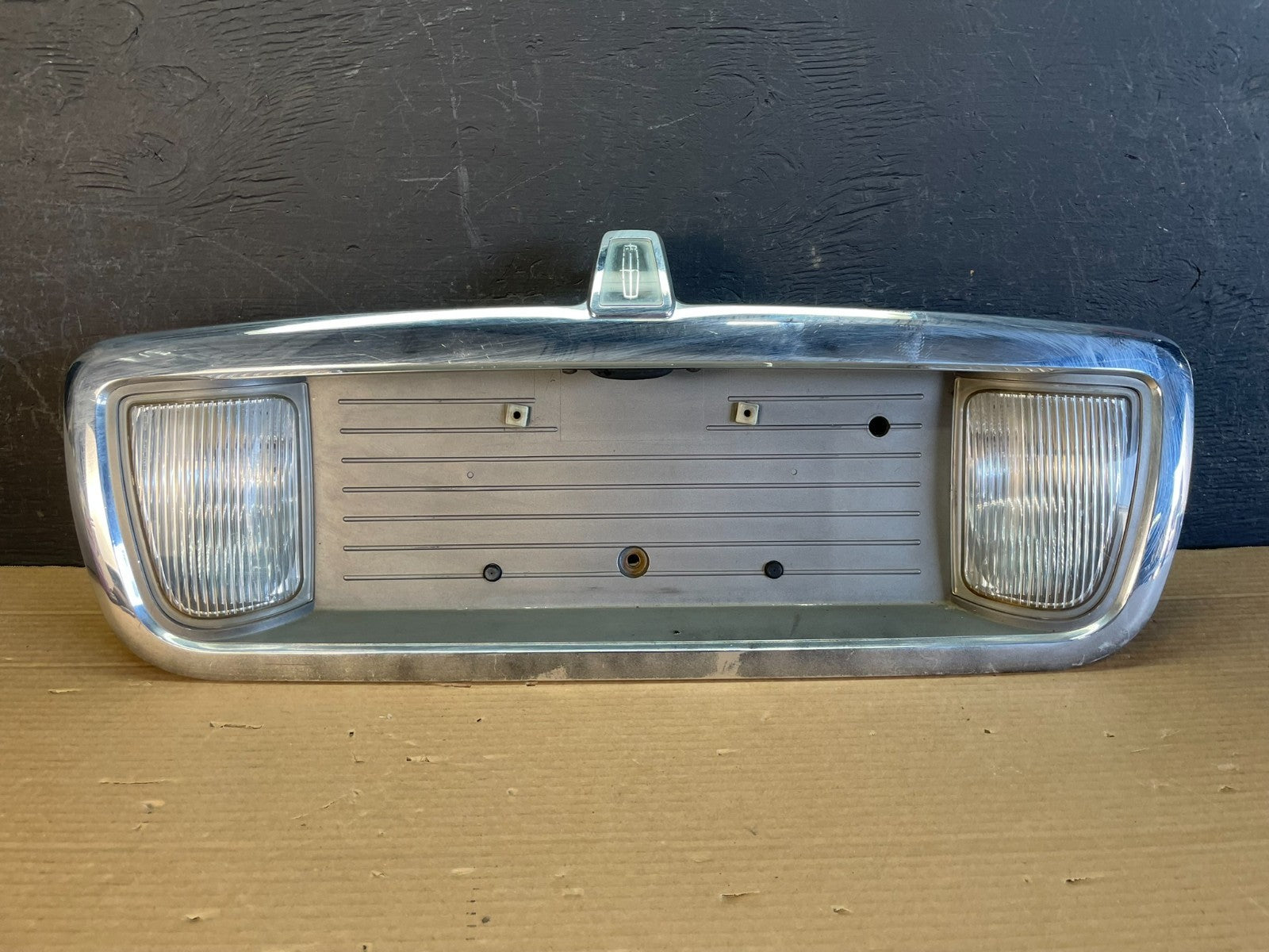 2003 to 2011 Lincoln Town Car Rear License Plate Trim Panel ae8684 DG0