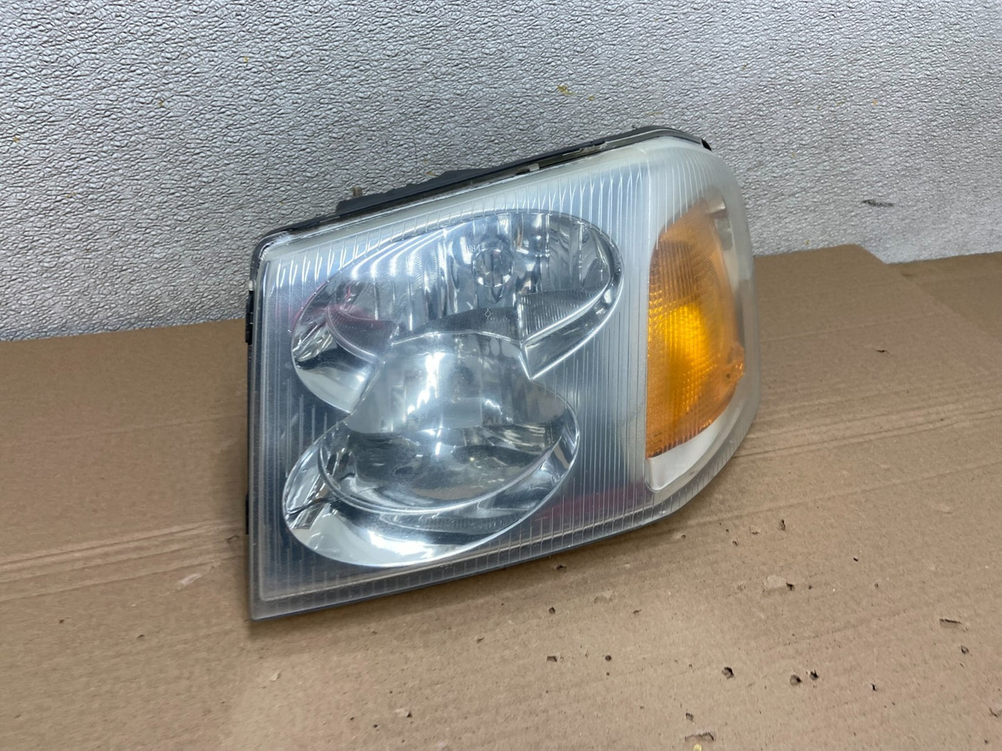2002 to 2009 Gmc Envoy Left Driver Lh Side Headlight Halogen Oem AB1003 DW2