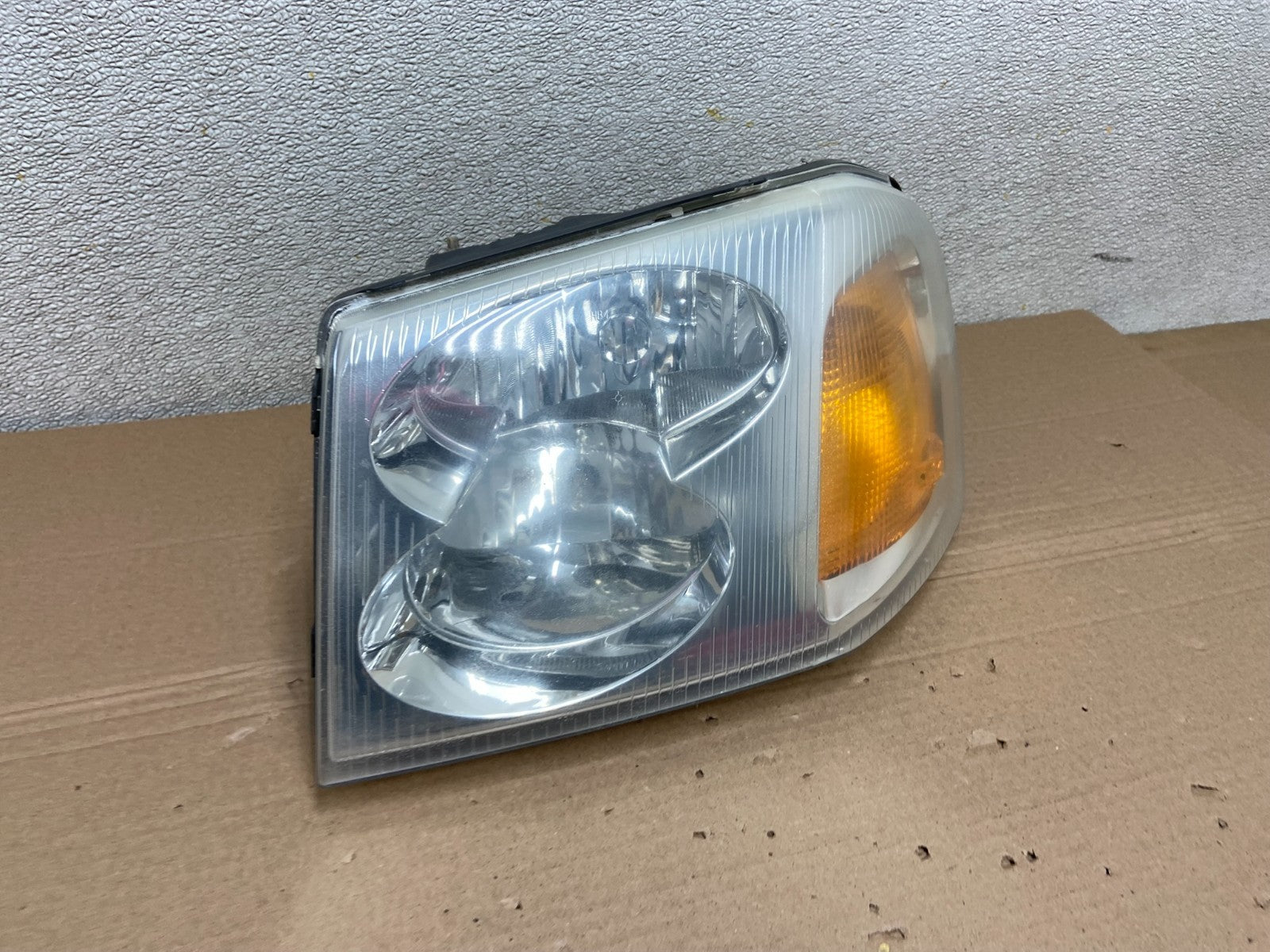 2002 to 2009 Gmc Envoy Left Driver Lh Side Headlight Halogen Oem AB1003 DW2