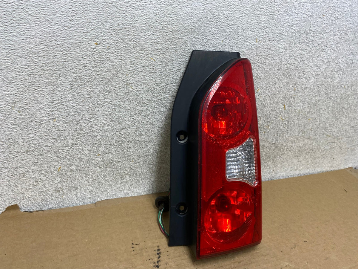 2005 to 2015 Nissan Xterra Right Passenger Rh Side Tail light AH7986 LK1