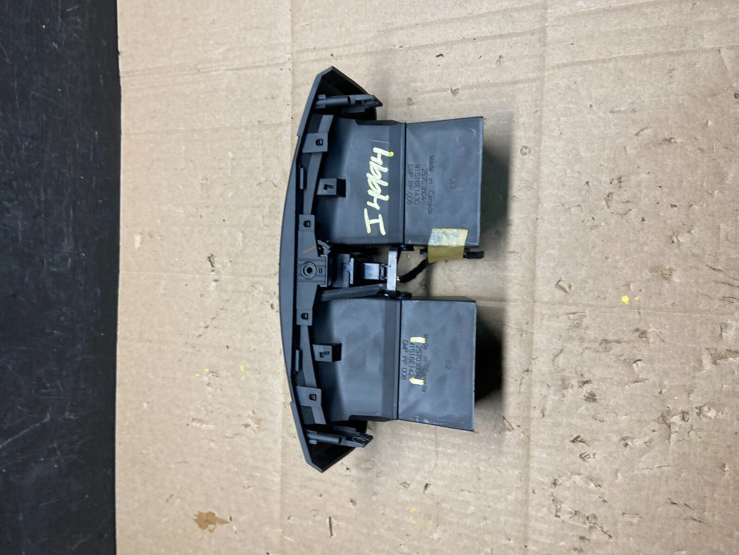 2004 to 2009 Cadillac SRX Front Center Dash A/C Air Vent i4994 PS4