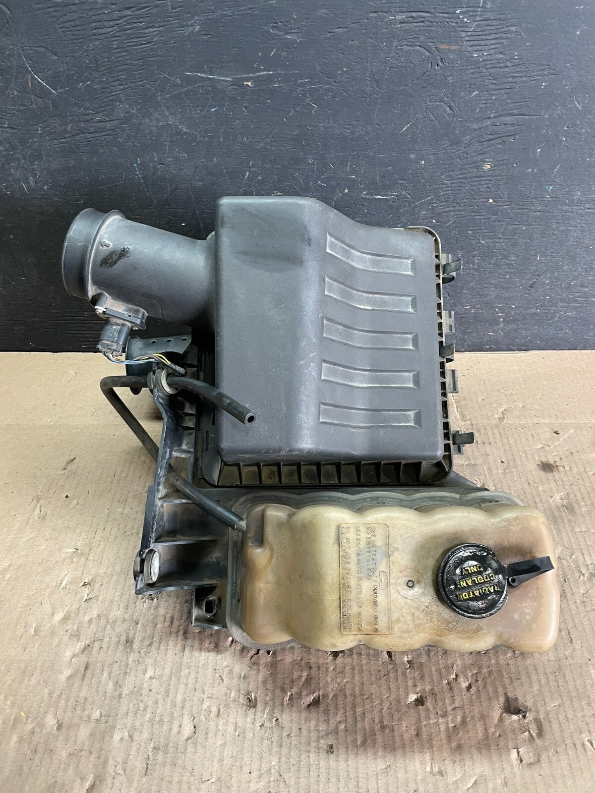 2009 to 2010 Ford Expedition Air Intake Cleaner Box Coolant Bottle M8972 DG0