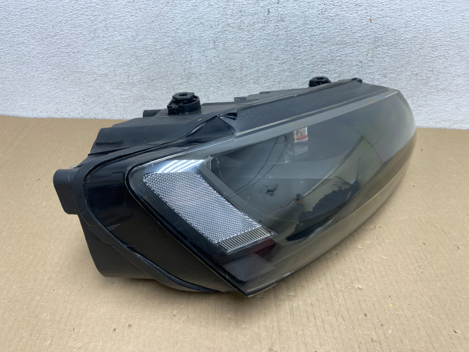 2011 to 2014 Volkswagen Jetta Right Passenger RH Headlight Halogen AE9490 DW2