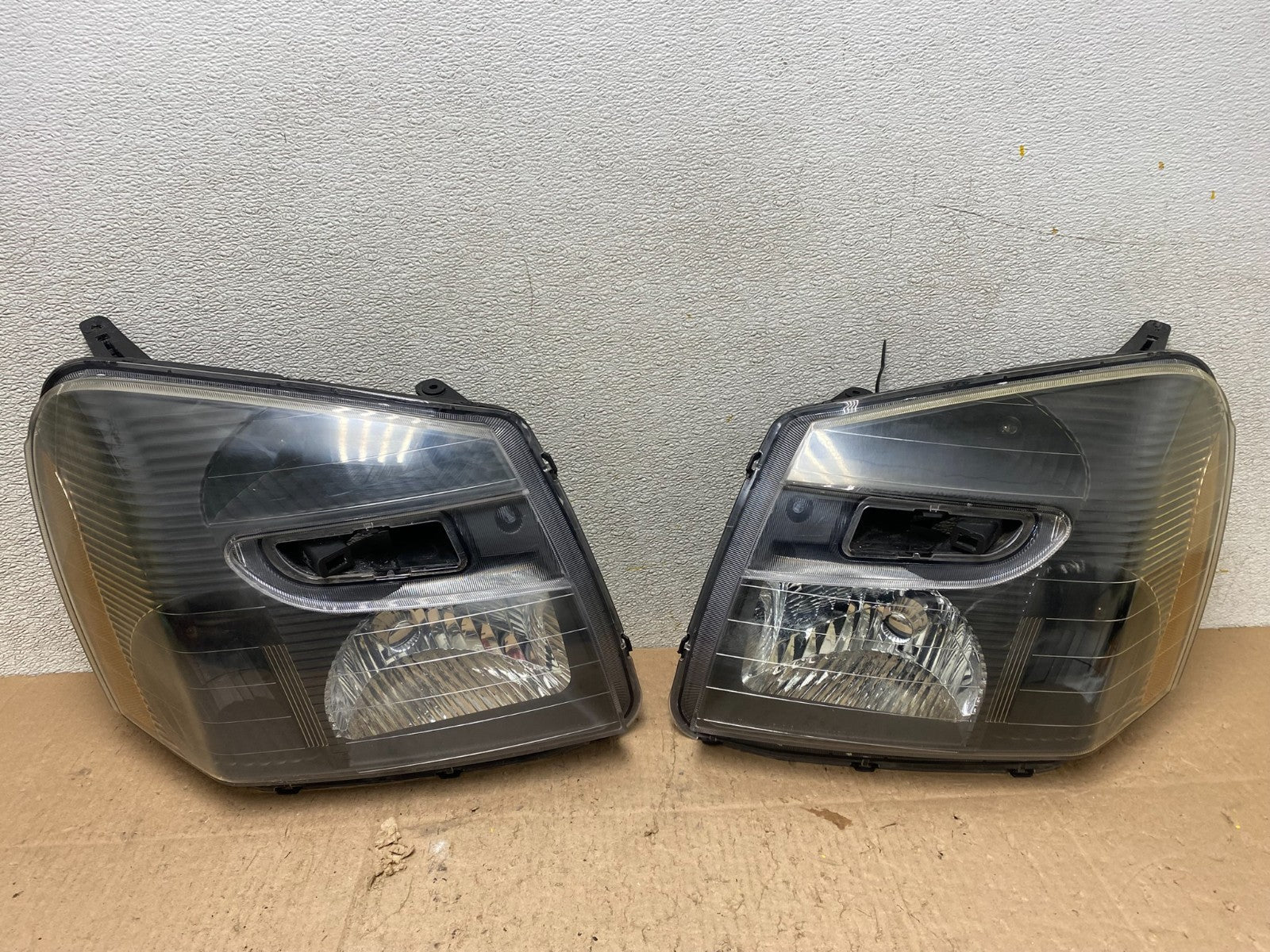 2005 to 2009 Chevrolet Equinox Left+Right Set Halogen Headlights W2748 DW0